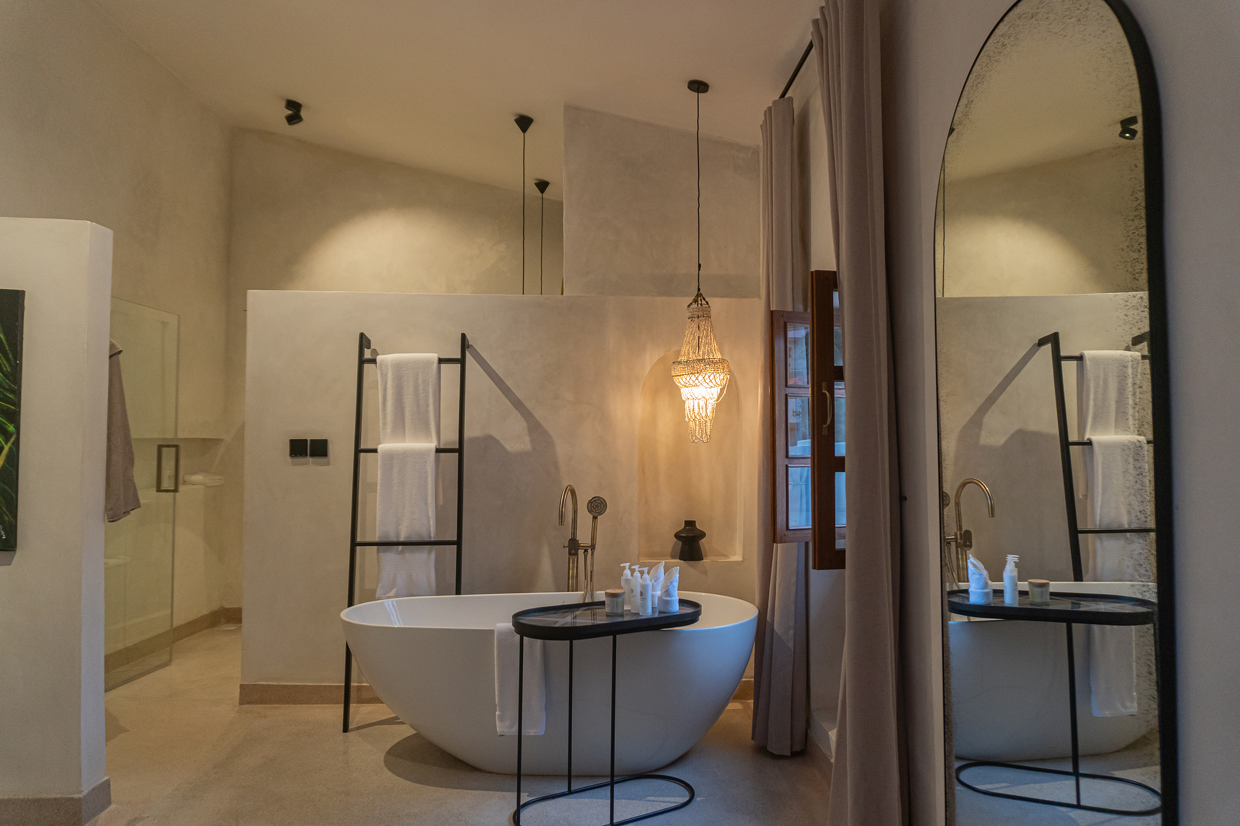 neela-stone-town-boutique-hotel-superior-room-bath