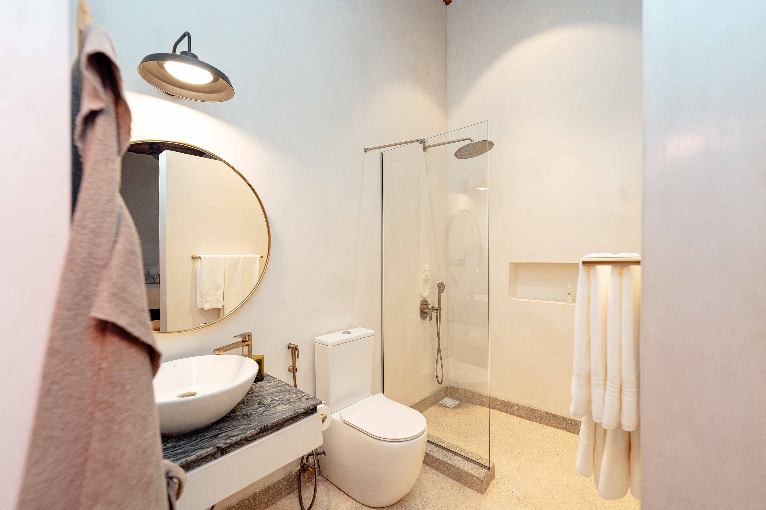 the-neela-stonebridge-boutique-deluxe-room-bathroom