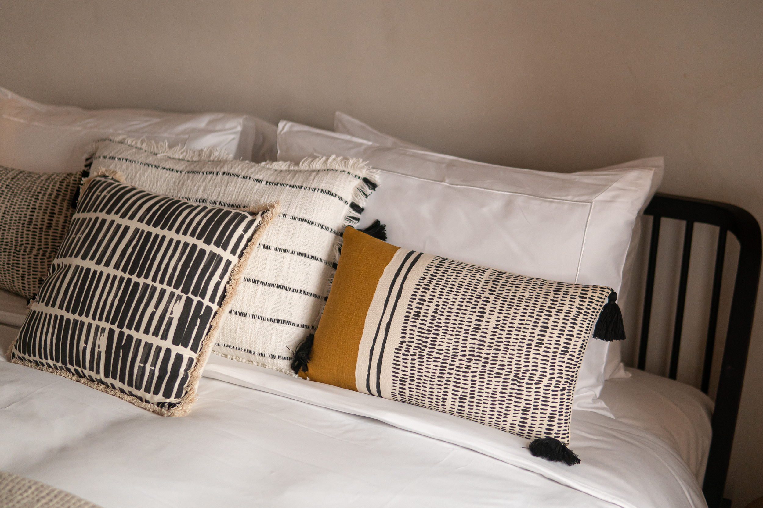 the-neela-stonebridge-boutique-deluxe-room-pillows